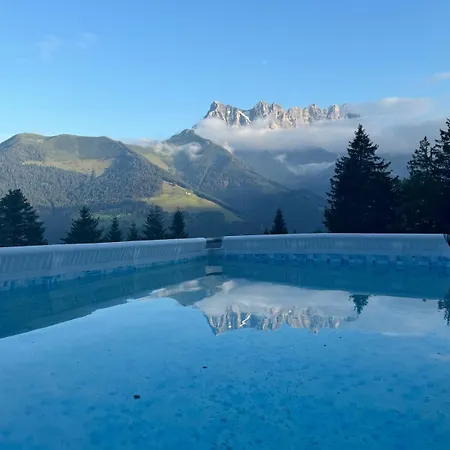 Un Pas Comme Les Autres! *